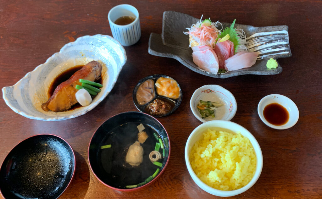 徳造丸(Tokuzoumaru)　金目鯛煮魚と刺身膳