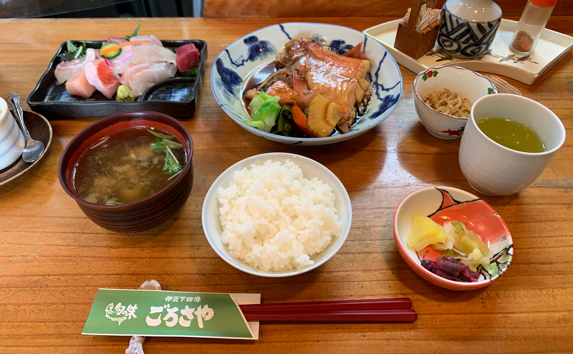 下田　海鮮「ごろさや」(Gorosaya)　刺身と金目の煮付け定食